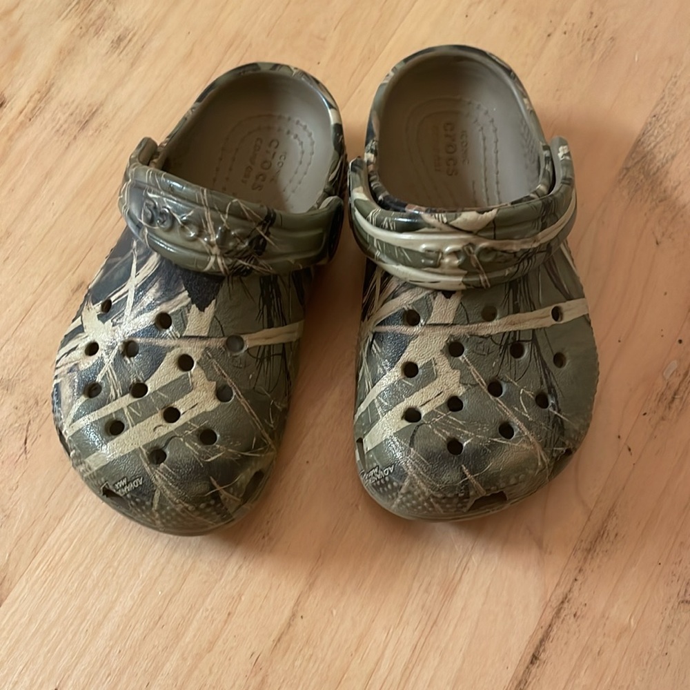 Kids Camo Crocs, size C7